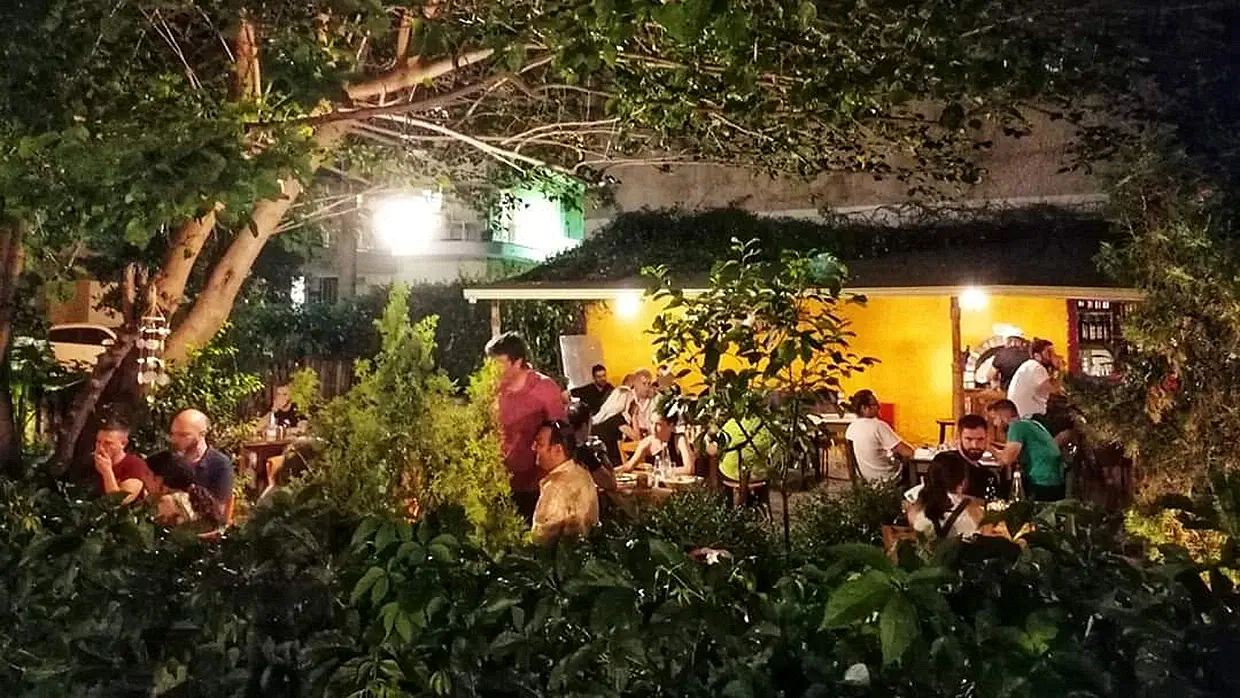 Επιστροφή στην ανθρώπινη παρουσία στα εστιατόρια Επιστροφή στην ανθρώπινη παρουσία στα εστιατόρια